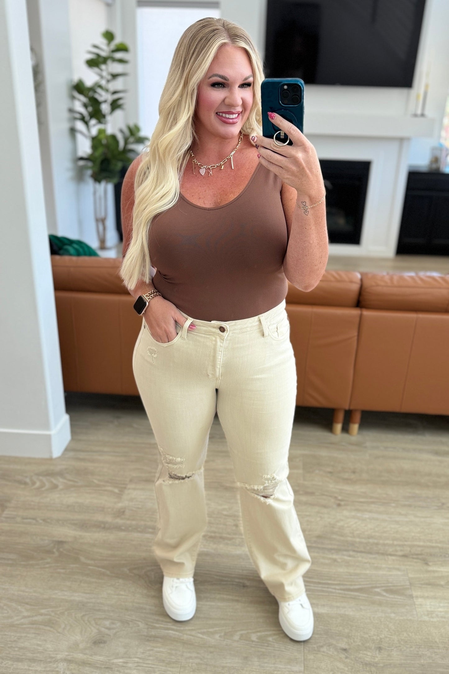 Judy Blue - Selena High Rise Distressed 90's Straight Jeans in Bone