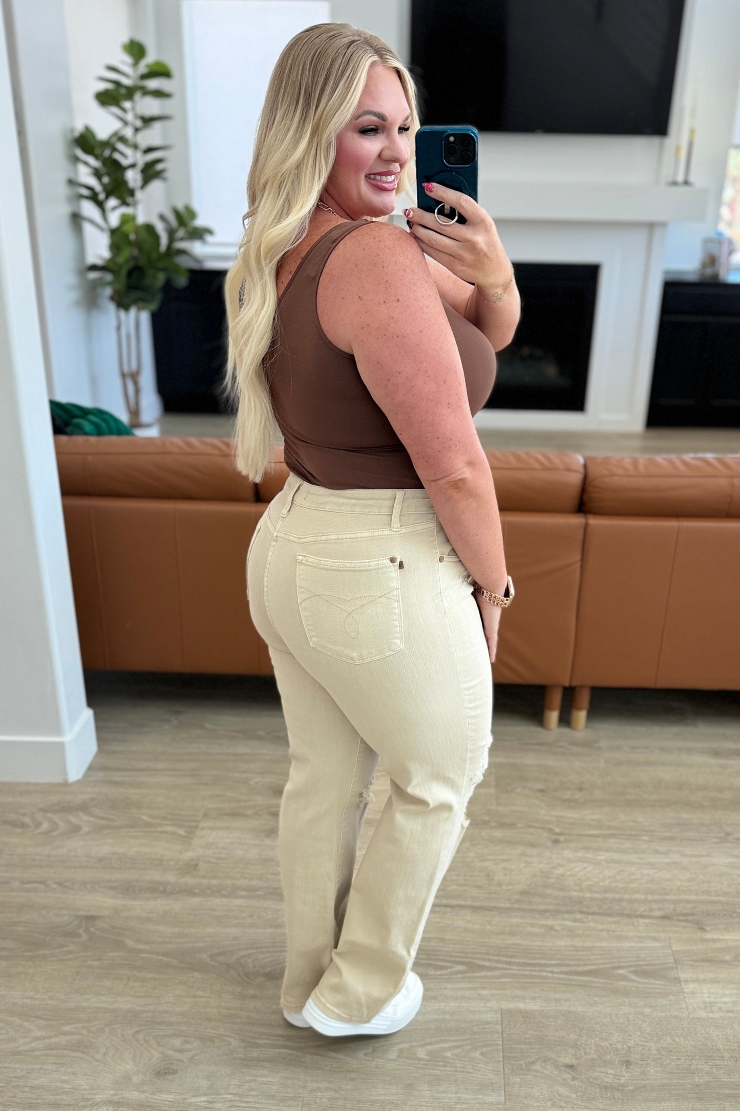 Judy Blue - Selena High Rise Distressed 90's Straight Jeans in Bone